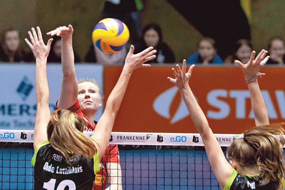 DSC-Topscorerin Piia Korhonen schlägt gegen den löchrigen Aachener Block zu.