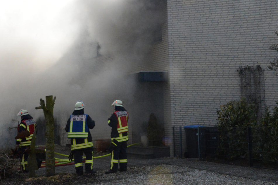 Als die Feuerwehr eintraf, stieg der Qualm aus dem Haus in die Luft.
