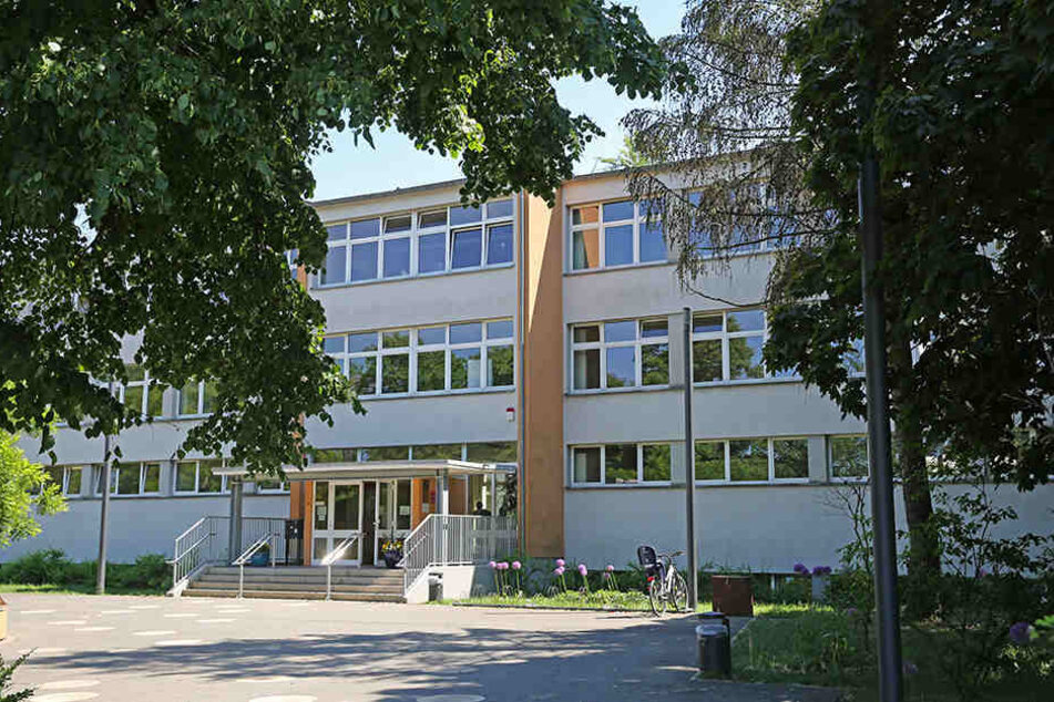 In der Schule am Terrassenufer waren die Mädchen auf dem Hof, als der Unbekannte sich entblößte.
