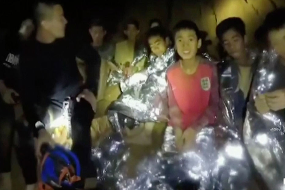 Seit über zwei Wochen haart das Fußballteam in der Höhle aus. Nach neun Tagen war es entdeckt worden. Nun läuft die Rettung.