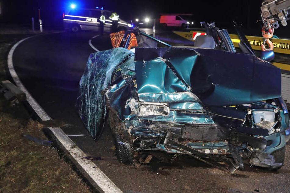 Tödlicher Unfall in Sachsen: Beifahrerin stirbt, Fahrer schwer verletzt