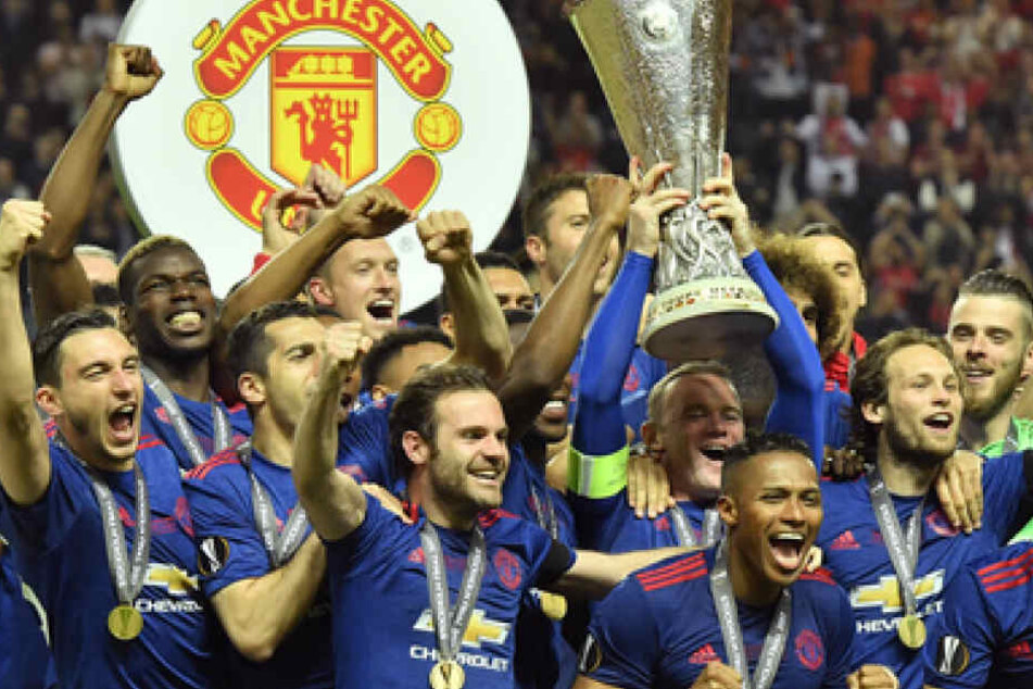 Da ist das Ding! Die United-Stars feiern ihren Triumph über Ajax Amsterdam.