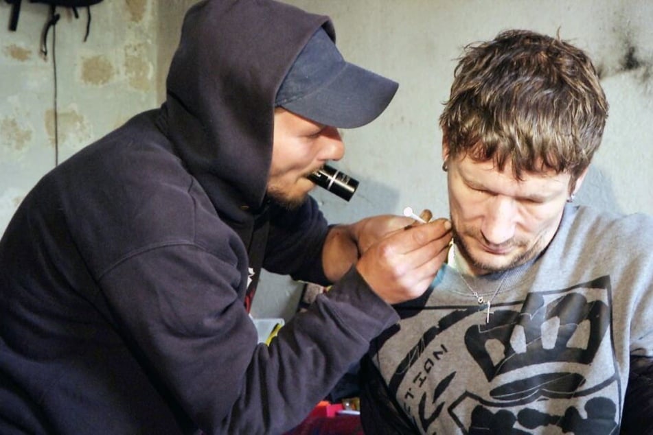 André (35, l.) hilft seinem Kumpel Enrico beim Spritzen einer illegalen Substanz. In den Hals wollte sich der 40-Jährige eigentlich nie spritzen lassen.
