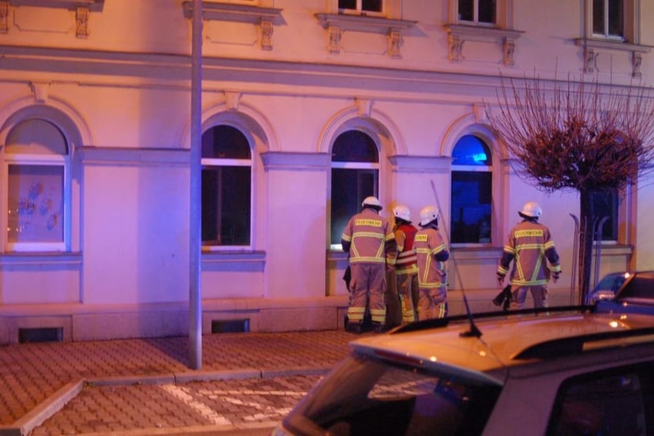 Kameraden der Feuerwehr Wurzen vor der Wohnung.