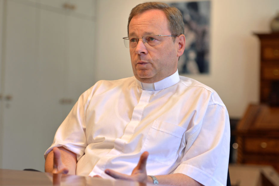 Bätzing meint darüber hinaus, dass die katholische Kirche grundlegend verändert aus der aktuellen Krise hervorgehen wird.