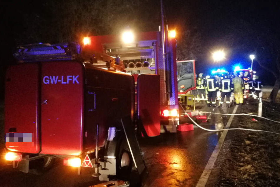 Bei dem Autounfall bei Köthen sind drei Menschen, darunter ein Kind, verbrannt.