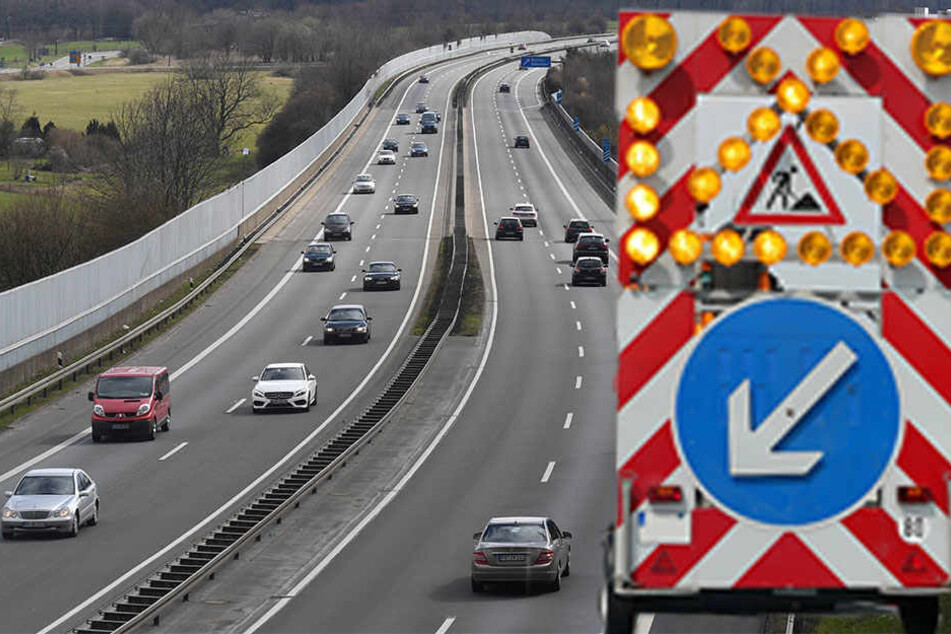 Die A33 ist nach einem Unfall auf einer Fahrspur gesperrt. Der Verkehr staut sich. (Symbolbild)