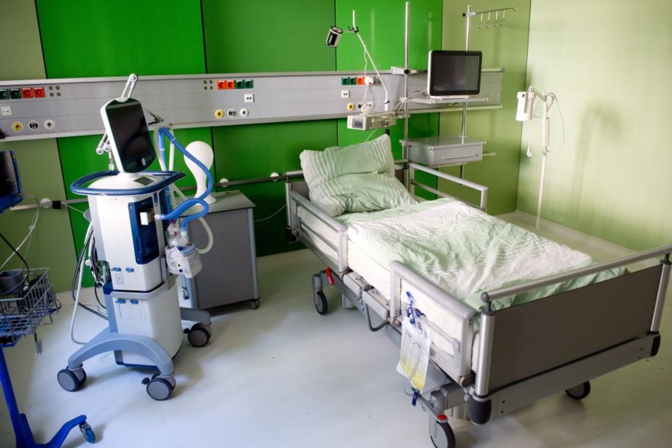 Mit dem Fall des verstorbenen Mädchens beschäftigt sich nun die Staatsanwaltschaft. Es war im Krankenbett eingeklemmt worden (Symbolbild).