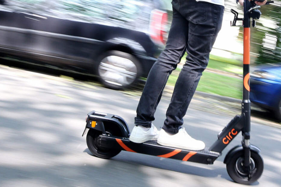 Die Polizei sucht nach dem E-Scooter-Fahrer. (Symbolbild)