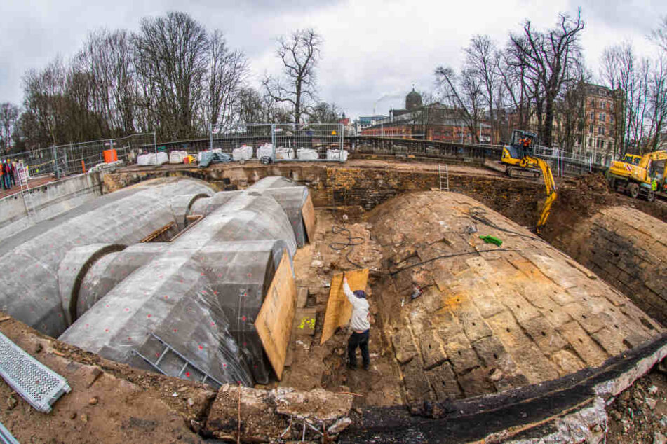 Blick ins Brücken-Innere: Hier werden die Gewölbe aus Sandstein rekonstruiert.