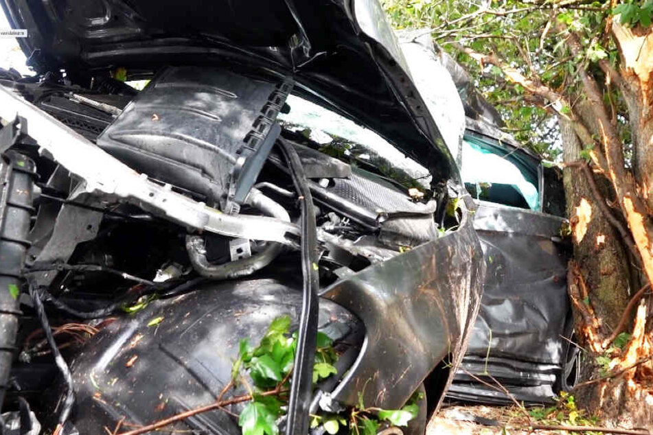 Heftiger Unfall auf A2: Mercedes kracht in Bäume, Fahrer eingeklemmt