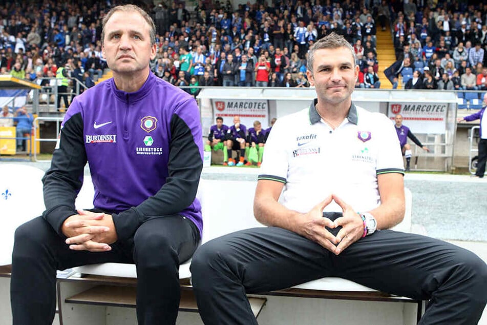Steffen Ziffert (l.) als Co-Trainer des FC Erzgebirge Aue mit Coach Tomislav Stipic während eines Zweitliga-Spiels auf der Bank.