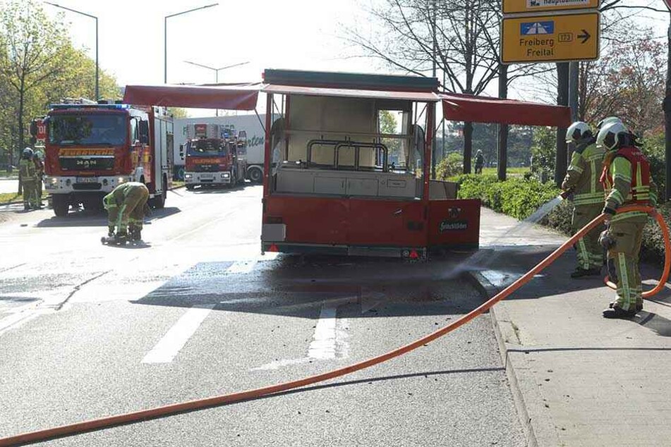Die Feuerwehr löschte das Feuer an dem Getränke-Anhänger.