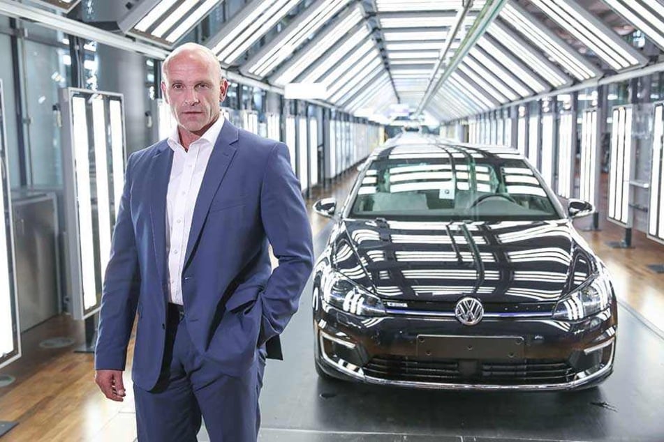 Thomas Ulbrich (52) mit einem e-Golf. Der Manager ist Chef von VW Sachsen und zugleich Leiter der gesamten E-Sparte des VW-Konzerns.