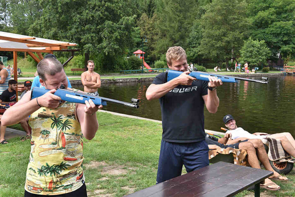 Teambuilding an den Altenberger Galgenteichen. Erik Langer und Martin Davidek nehmen die Scheiben ins Visier.