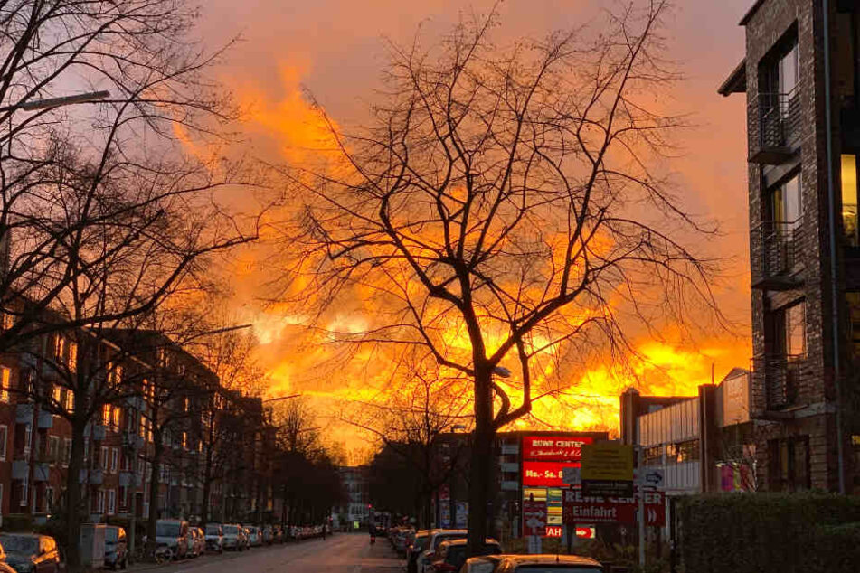 Der Sonnenuntergang in Hamburg war am Dienstagabend farbenpröchtig.
