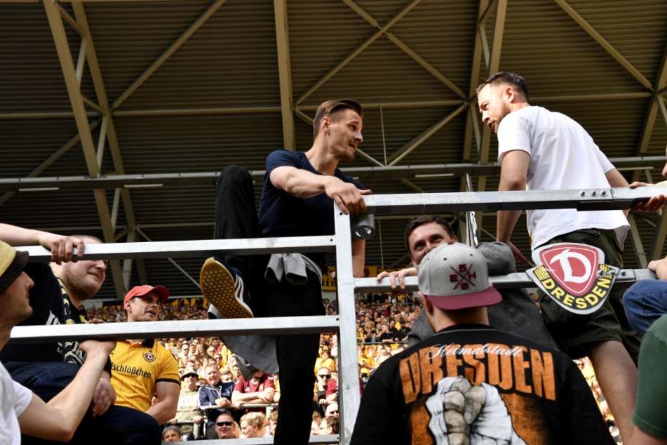 Nach dem Spiel beorderten die Dynamo-Fans ihren Lieblings-Stürmer in den K-Block. Auf großes Primborium verzichtete er angesichts seines immer noch geschwollenen Gehirns aber.