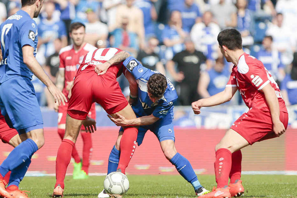 Viel Krampf bei sommerlichen Wetter. Daniel Brückner (Nr. 10) kämpft mit Magdeburgs Farona-Pulido um den Ball.