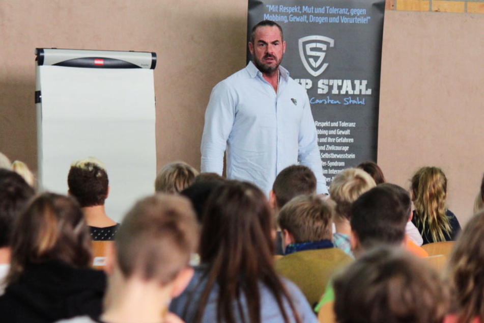 Seit vier Jahren ist der Hüne mit seinem "Camp Stahl" an deutschen Schulen zu Aufklärung über Mobbing und Gewalt unterwegs.