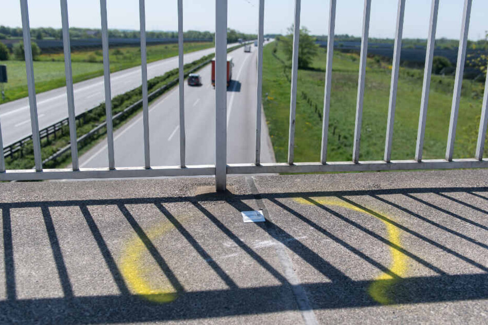 Die Polizei markierte einen Tatort an einer Autobahn-Brücke ab. (Symbolfoto)