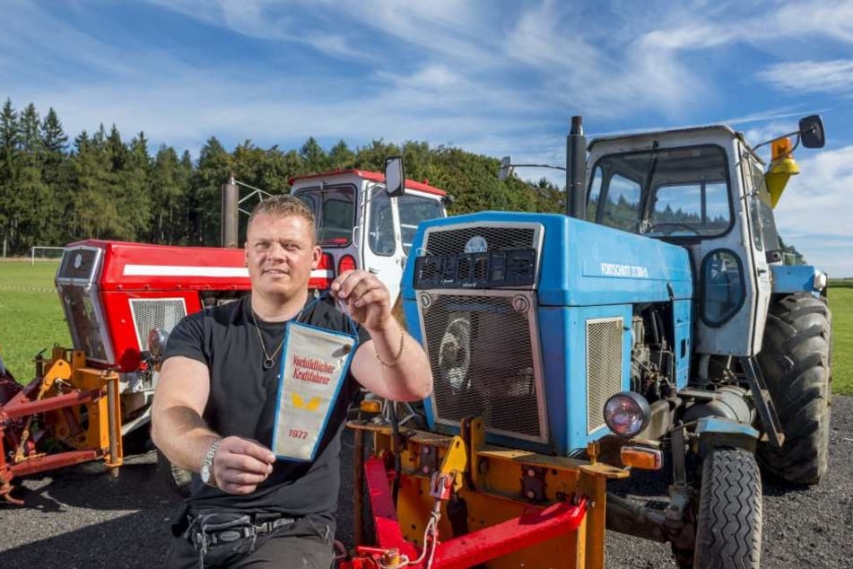 Enrico Klemm vor seinem Traktor ZT300.