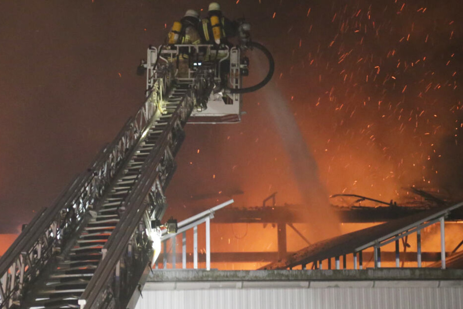 Rund 130 Einsatzkräfte waren im Zuge des Brandes in Bayern vor Ort.