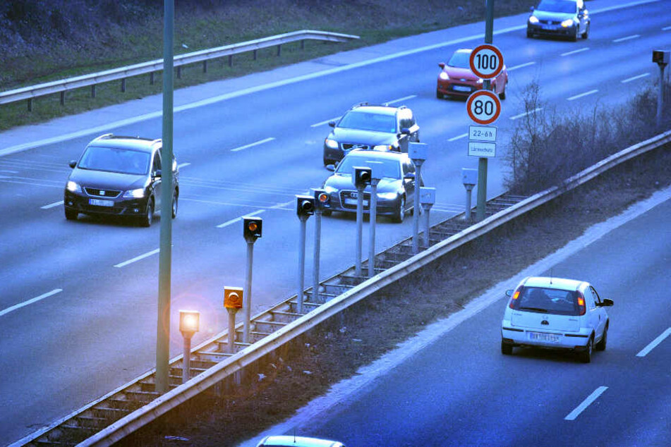 Eigentlich war Tempo 100, doch der Blitzer löste im Nachtmodus schon bei über 80 km/h aus.