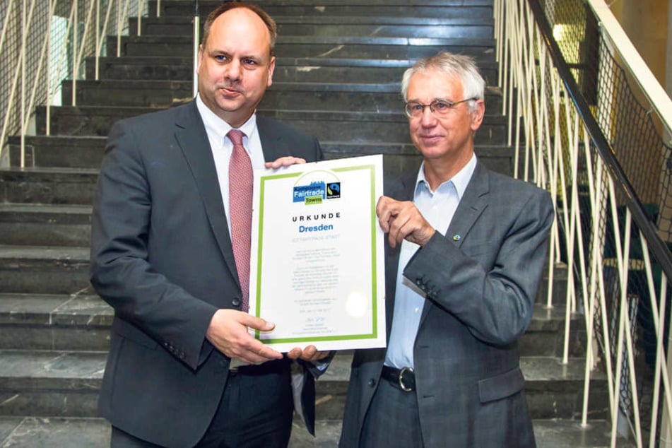 Ab sofort ist Dresden Fairtrade-Stadt. OB Dirk Hilbert (FDP, l.) nahm gestern
die Urkunde von TransFair-Chef Dieter Overath entgegen.