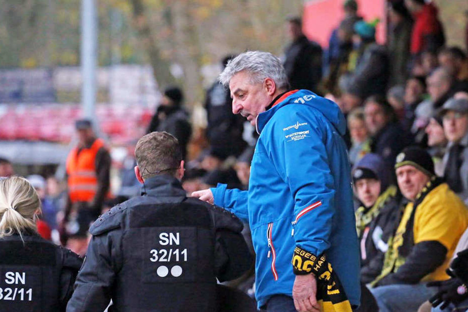 Auerbachs Oberbürgermeister Manfred Deckert schlichtete zusammen mit der Polizei. Auf der Tribüne des VfB waren Zwickauer Fans nicht nur verbal ausgetickt.