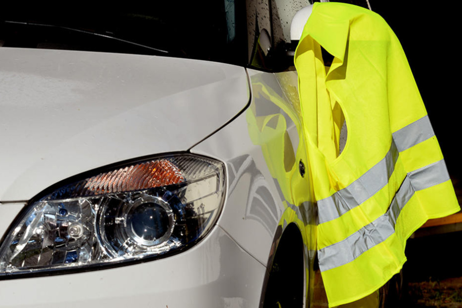Nicht nur, dass sie vor den Augen von Zeugen ein Auto zerstörten, zogen die Jugendliche auch ihr Diebesgut gleich an. (Symbolbild)