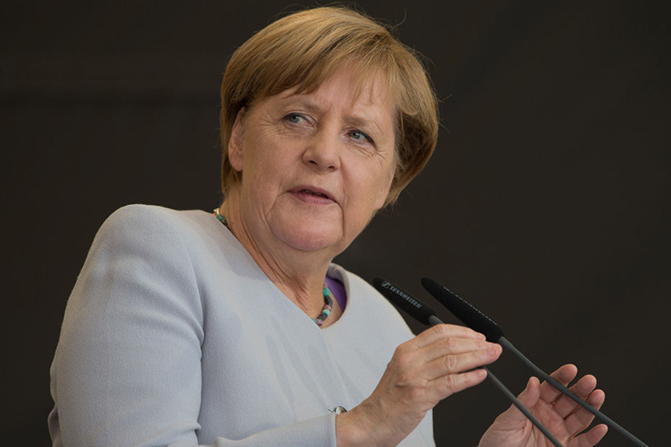 Merkels Wahlkampfveranstaltung könnte gleich durch zwei rechte Parteien erheblich torpediert werden.