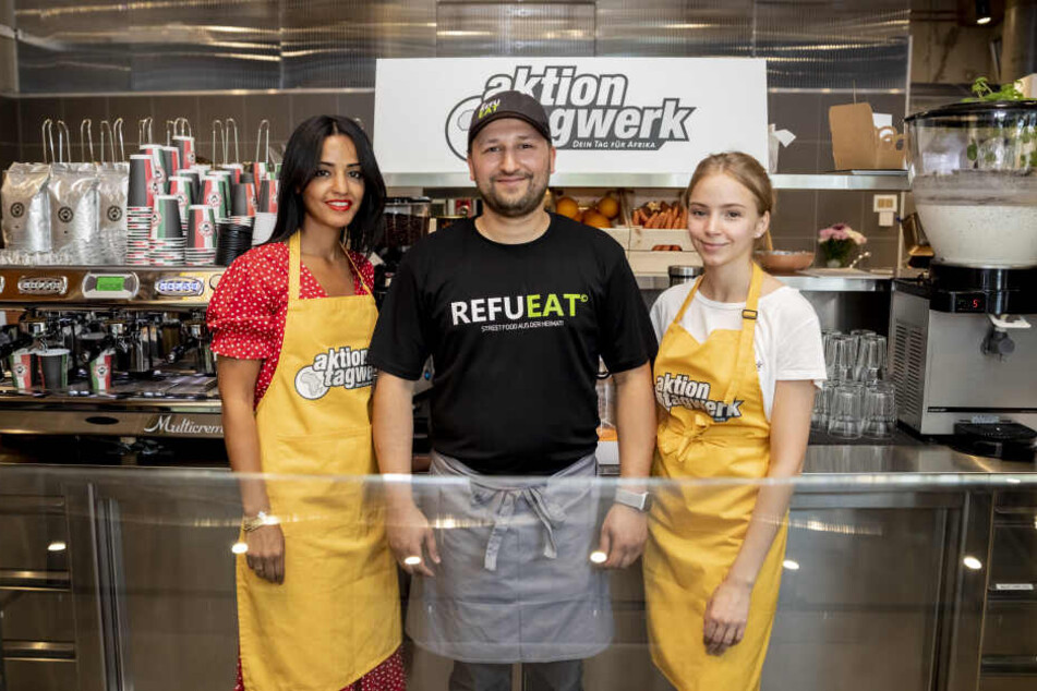 Für den guten Zweck bereitete Chebli (l.) beim Aktionstag "Dein Tag für Afrika" gemeinsam mit einer Berline Schülerin Falafelteller im Restaurant Refueat zu.