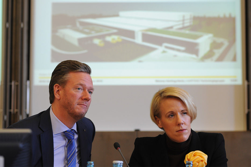 Philip Harting und Maresa Harting-Hertz stellen die neuen Pläne für das neue Logistikzentrum vor.