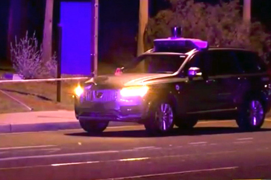 Ein Roboterwagen von Uber erfasste während der Fahrt eine Fußgängerin. Die Polizei ermittelt.