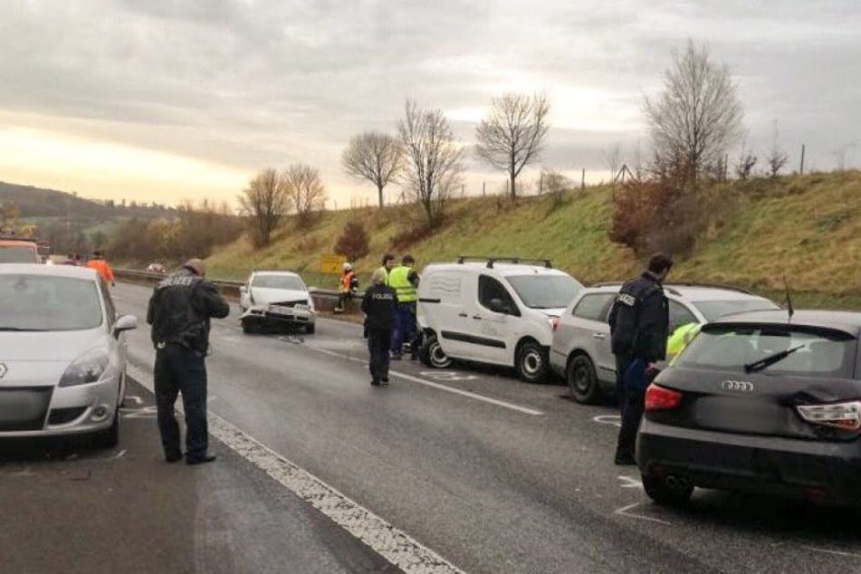 Insgesamt acht Pkw waren am Unfall beteiligt.