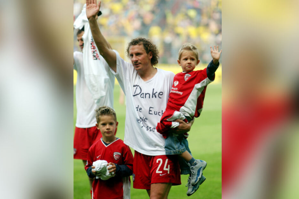 Kaiserslauterns Spieler Harry Koch bedankt sich nach seinem letzten Spiel beim 1. FC Kaiserslautern zusammen mit seinen Söhnen Robin (l.) und Luis bei den Fans.