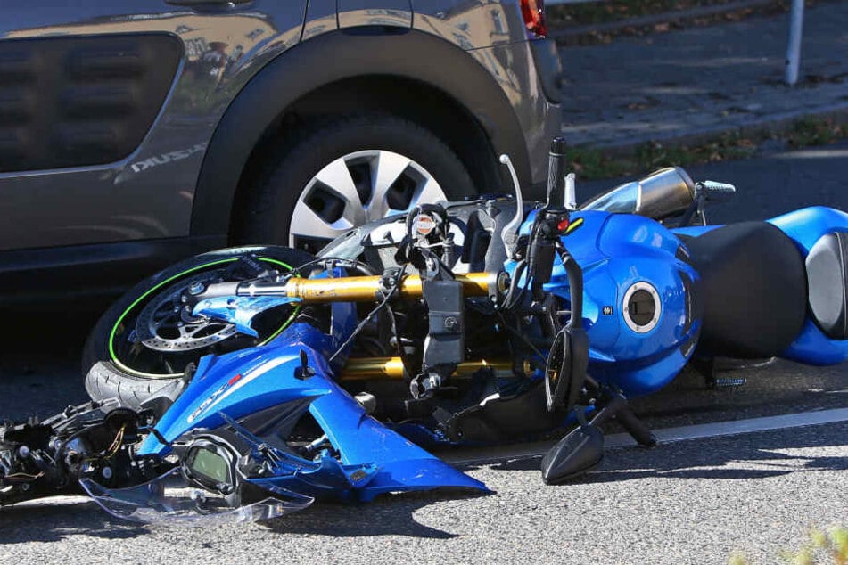 Der Fahrer des Motorrads wurde schwerstverletzt.