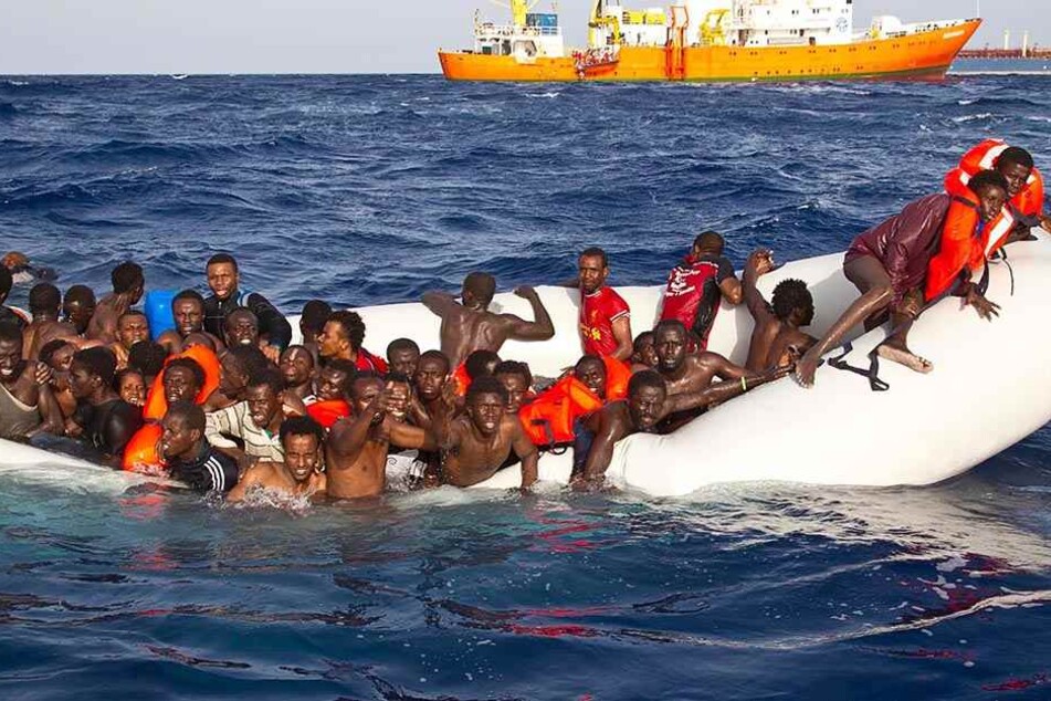 Flüchtlinge versuchen auf einem Boot, das Mittelmeer zu überqueren (Symbolbild).