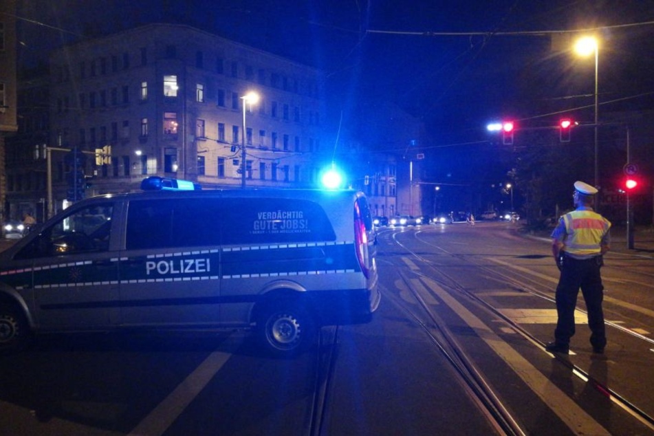 Ein Polizist steht an der abgesperrten Dresdner Straße. Für mehrere Stunden gab es auf der Hauptverkehrsstraße kein Durchkommen.