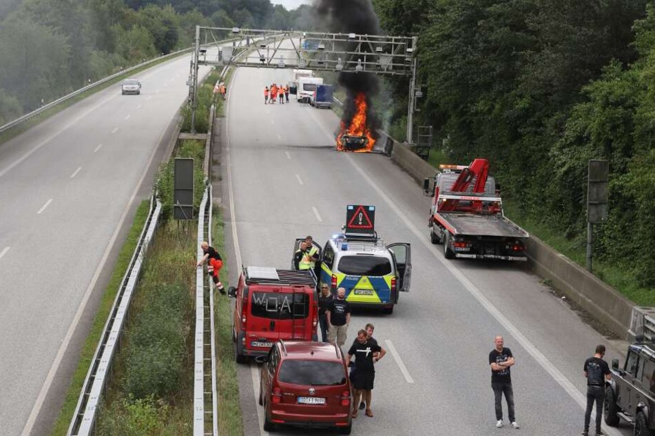 Eine schwarze Rauchwolke stand über der Autobahn.