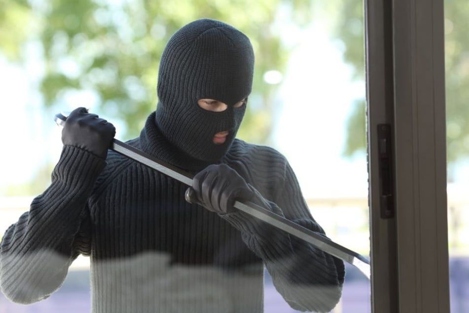 In allen drei Fällen kamen die Einbrecher durch das Fenster. (Symbolbild)