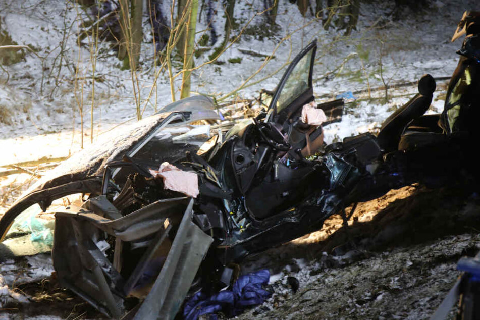 Die Feuerwehr mussten den Wagen mit schwerem Gerät öffnen.