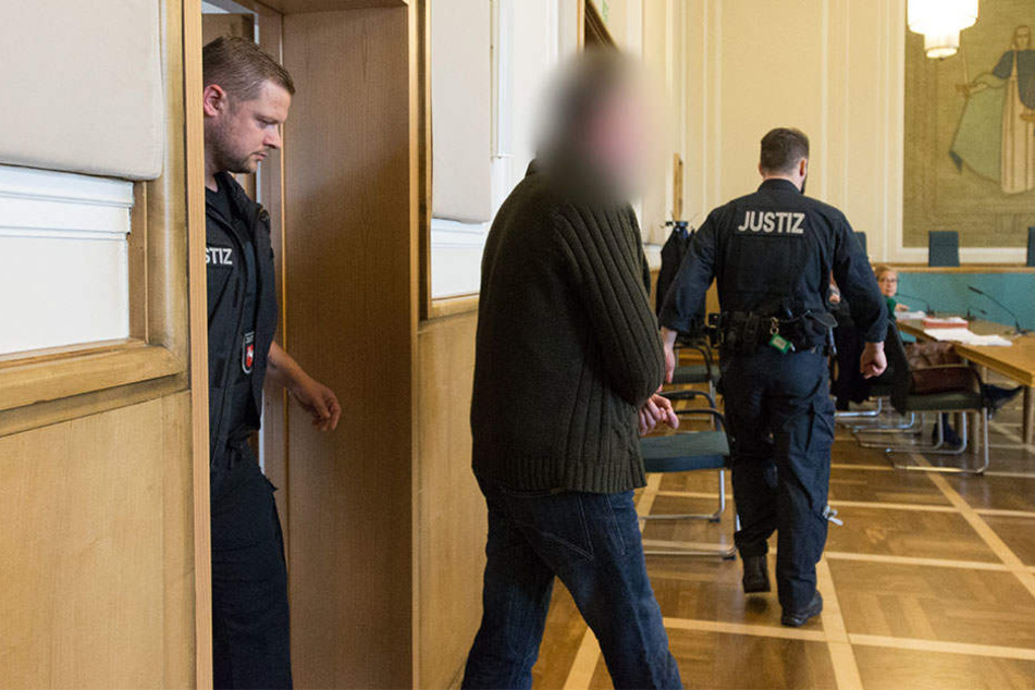 In Begleitung von Justizbeamten betrat der 48-Jährige den Gerichtssaal.