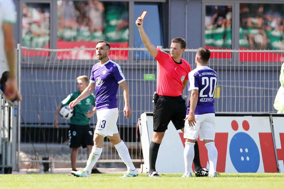 Christian Tiffert (li.) flog gegen Fürth mit Gelb-Rot vom Platz.