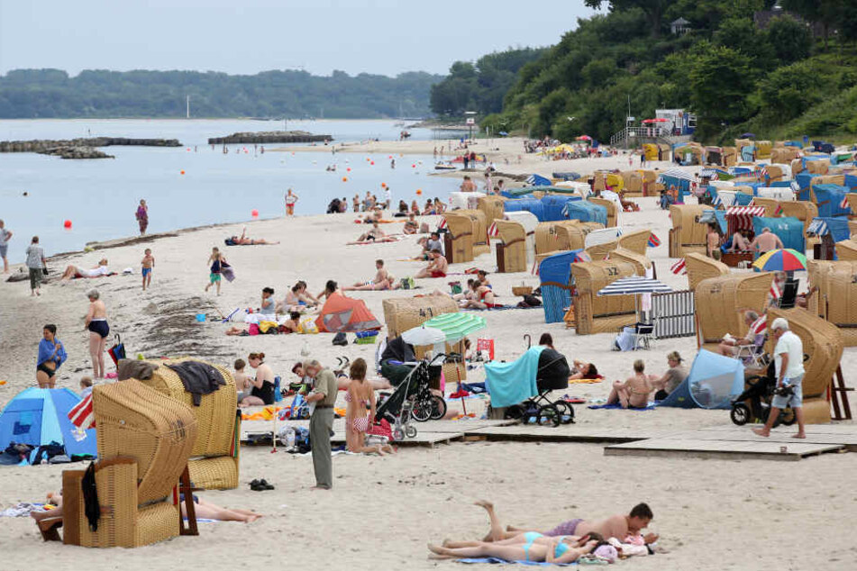 An dem Strand von Kiel-Schilksee hatten Augenzeugen beobachtet, wie ein Mann unterging.