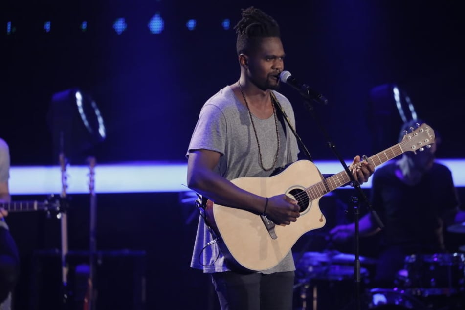 Mit Gitarre und softer, rauchiger Stimme will Julio Hierrezuelo die Jury überzeugen.