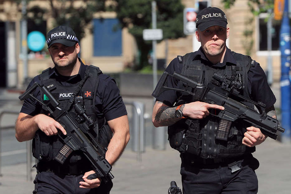 Der Tag nach dem Terror: Bewaffnete Polizisten patrouillieren in Manchester.