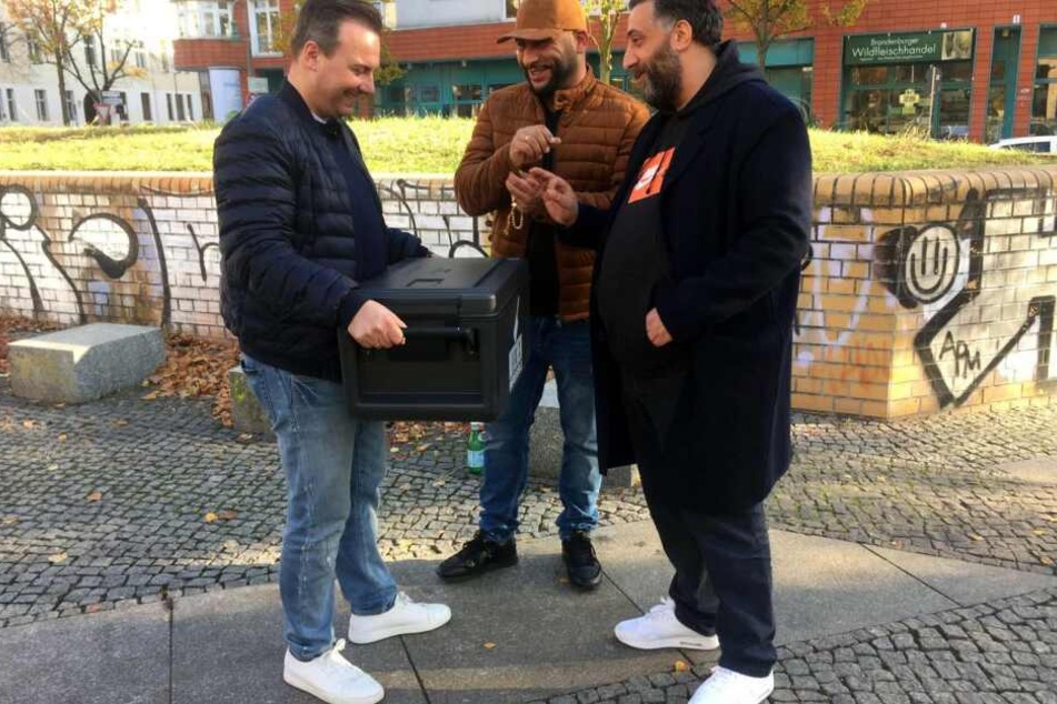 Eine freudige Überraschung gab es für Tim Raue dann doch noch: Die "4 Blocks"-Stars Veysel Gelin(35) und Kida Khodr Ramadan (42) schauten vorbei.