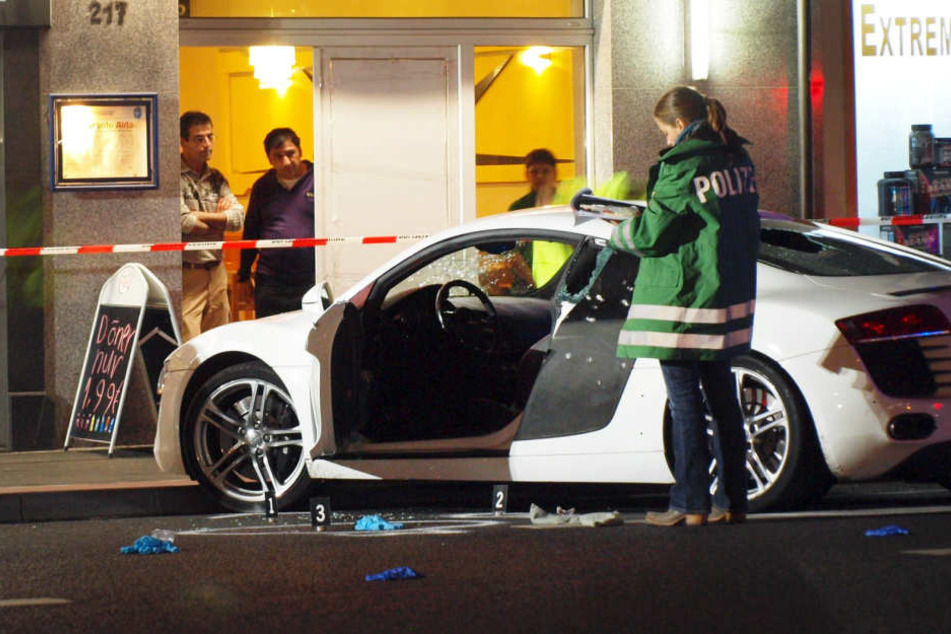 Der Audi R8 wurde bei dem SEK-Einsatz beschossen. Der verletzte Kaufmann, der ebenfalls zur Waffe griff, fordert Schmerzensgeld. (Archiv)