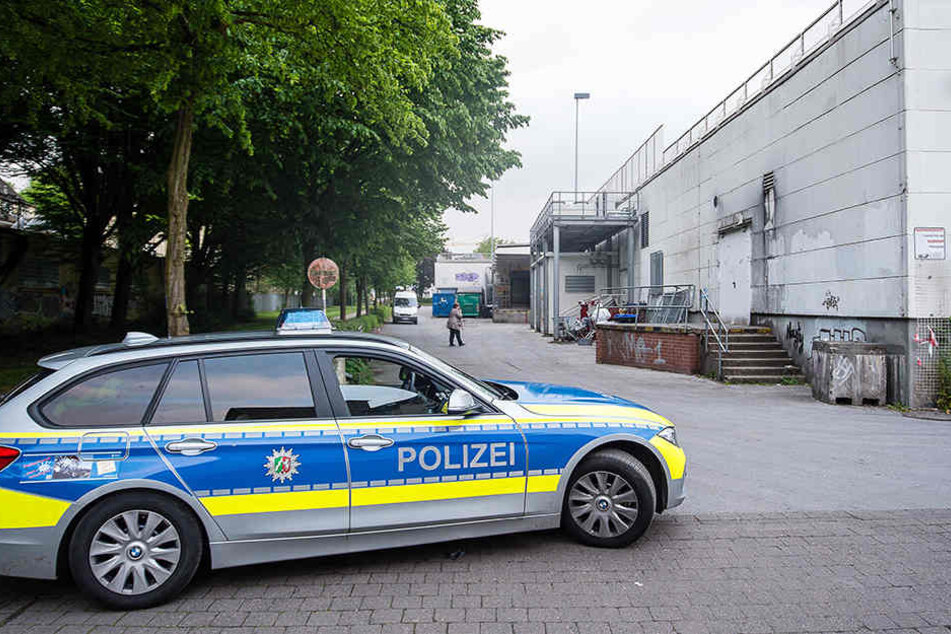 Ein Flaschensammler entdeckte die Leiche schließlich in einem Papiercontainer.